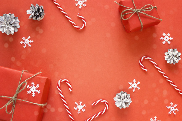 Piros karácsonyi háttér díszdobozok, fenyő kúpok és cukorka c - Fotó, kép