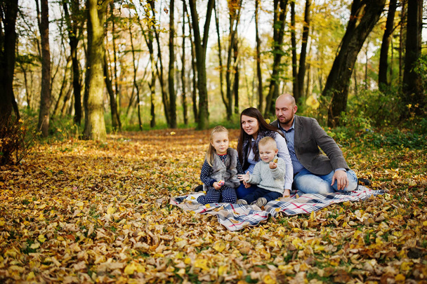 Happy caucasian family of mom dad and little girl with boy sitti - Foto, afbeelding