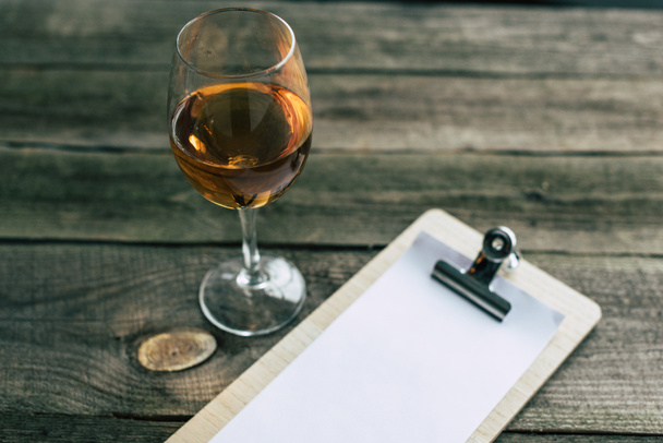 стакан белого вина и буфер обмена
 - Фото, изображение