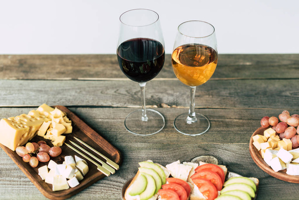 verres de vin et de nourriture sur la table
  - Photo, image