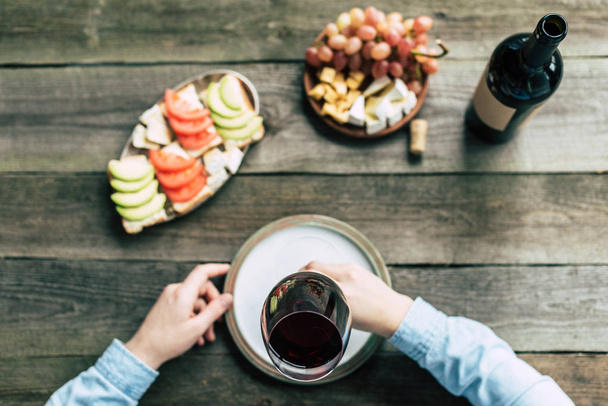 sommelier drinking red wine - Фото, зображення