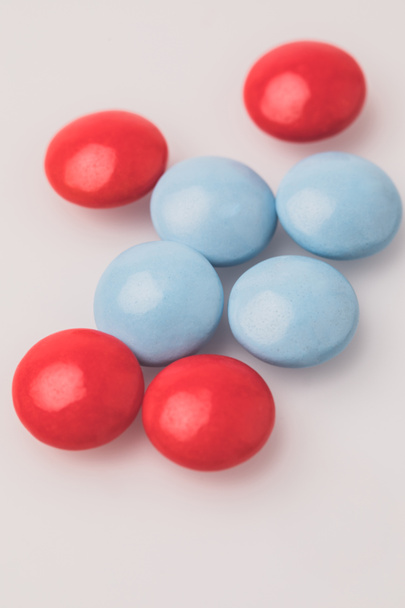 Pilules bleues et rouges
 - Photo, image