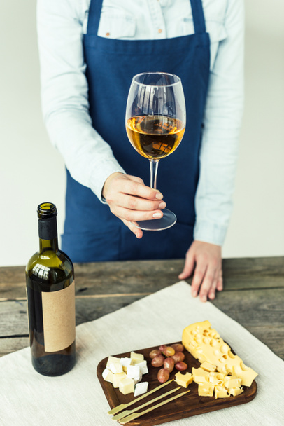 sommelier bardak beyaz şarap holding  - Fotoğraf, Görsel