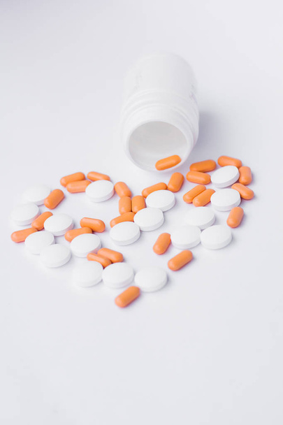 pilulky na bílém pozadí - Fotografie, Obrázek