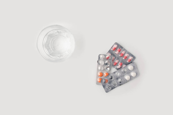 a tabletták és pohár vizet buborékfóliában  - Fotó, kép