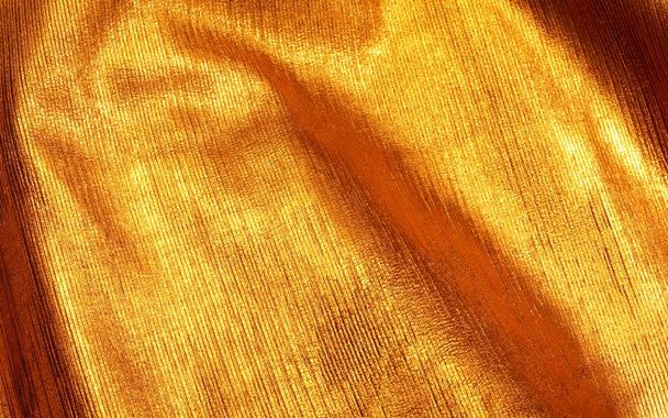 υφάσματα με χρυσό χρώμα από κομμάτια δέρματος εργασίας - Φωτογραφία, εικόνα