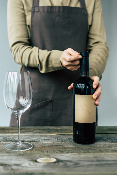 Sommelier opening bottle of wine  - Fotografie, Obrázek