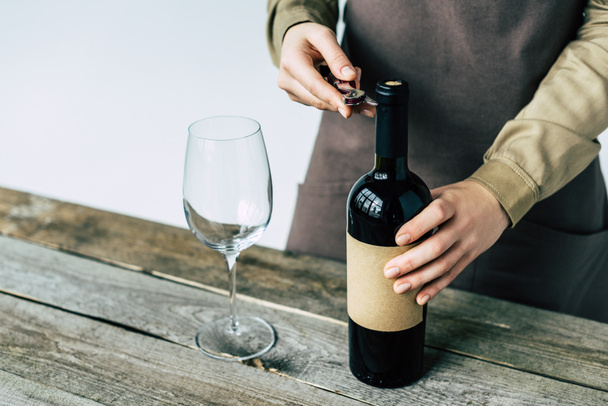 Sommelier opening bottle of wine  - Valokuva, kuva
