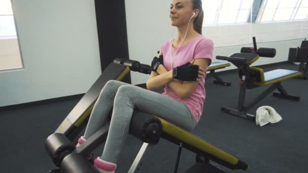 Girl Trains Abs at Gym - Materiał filmowy, wideo