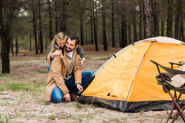 père et fille installant tente
 - Photo, image