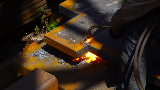 Arbeiter beim Schneiden von Metall mit einem Gasflammenbrenner in der Metallindustrie - Filmmaterial, Video
