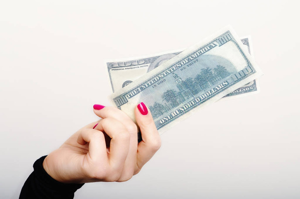 bir kadın elinde paradır - Fotoğraf, Görsel