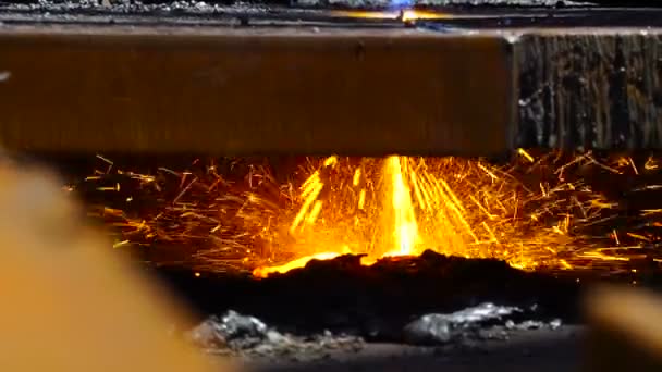Εργαζόμενος κοπή μετάλλων με το φλόγιστρο αερίου στη βιομηχανία μετάλλων κοντά σπινθήρες up - Πλάνα, βίντεο