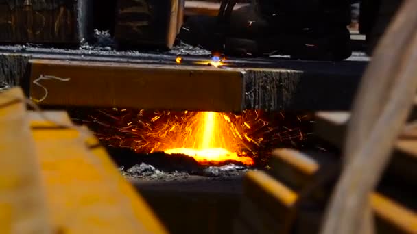 Εργαζόμενος κοπή μετάλλων με το φλόγιστρο αερίου στη βιομηχανία μετάλλων σπινθήρες - Πλάνα, βίντεο