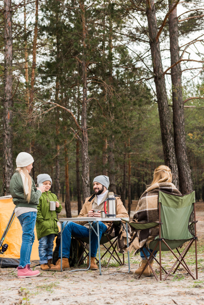 familie op de camping in het bos - Foto, afbeelding
