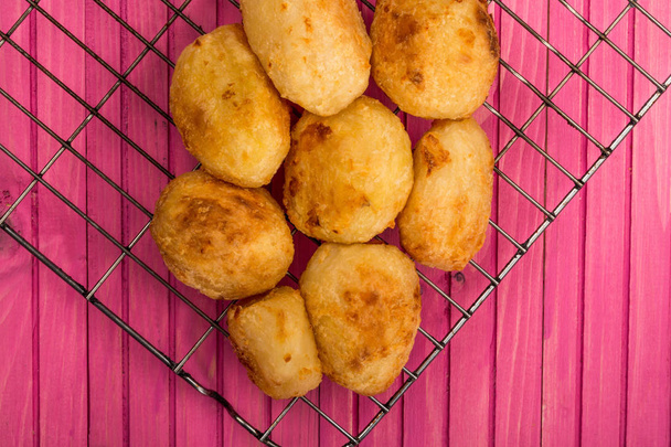 Bratkartoffeln auf einem stählernen Küchenkühlgestell - Foto, Bild