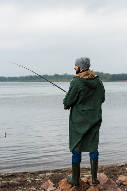 man fishing on lake - Zdjęcie, obraz