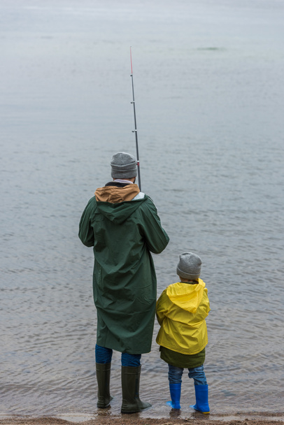 Vader en zoon samen vissen - Foto, afbeelding