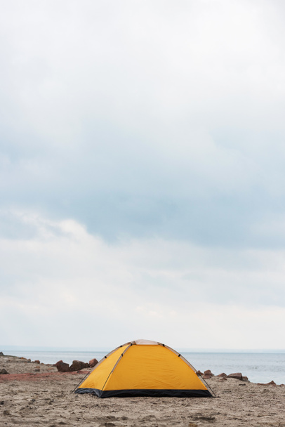 camping tent staan op seahore - Foto, afbeelding