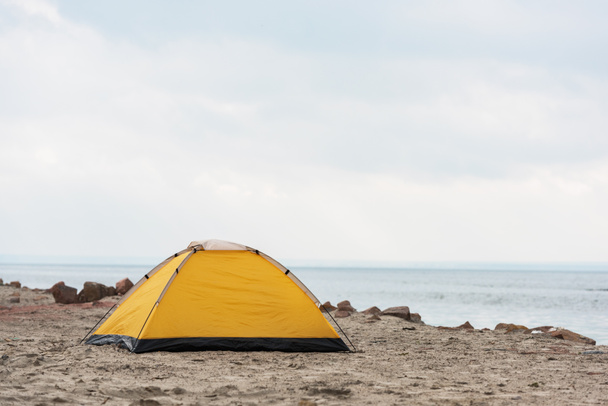 camping tent on seahore - Foto, Imagem