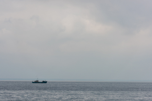 barco solitario flotando en el mar
 - Foto, Imagen