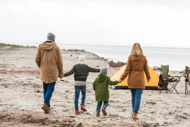 familia teniendo campamento en la orilla del mar
 - Foto, Imagen