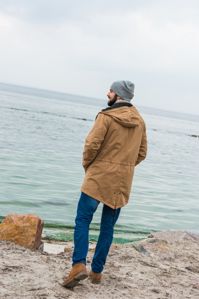 samotny mężczyzna patrząc na morzu - Zdjęcie, obraz