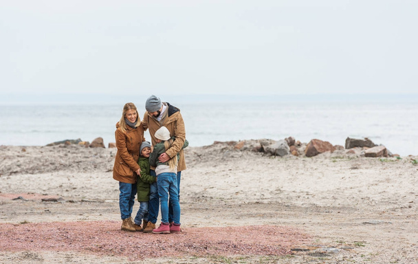 família emracing no litoral
 - Foto, Imagem