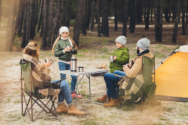 familia teniendo viaje de camping
 - Foto, imagen