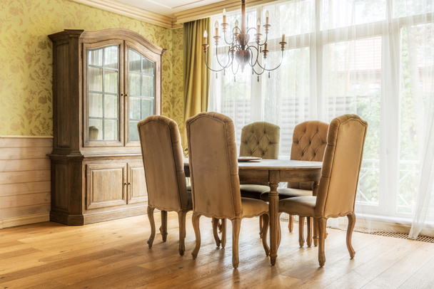 stůl a židle v klasickém interiéru  - Fotografie, Obrázek