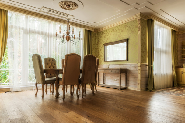 mesa e cadeiras no interior clássico
  - Foto, Imagem