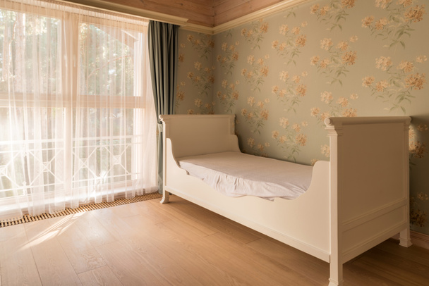 üres ágy egy hangulatos szobában - Fotó, kép