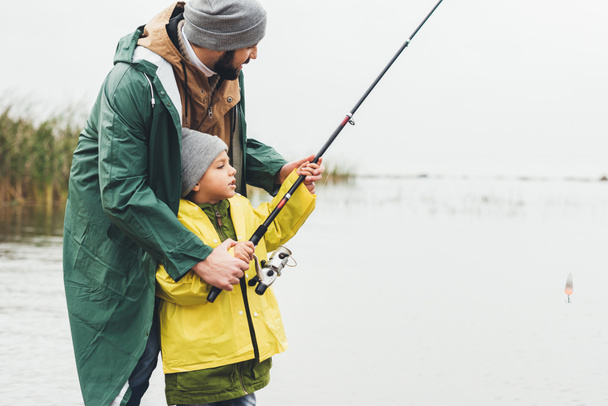 Padre e figlio pesca insieme - Foto, immagini