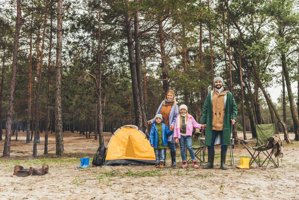 Familie camping in bos - Foto, afbeelding