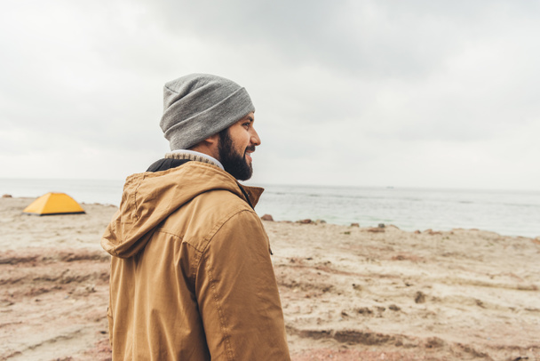 mladý muž stojí na pobřeží - Fotografie, Obrázek