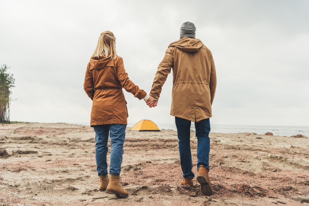 couple looking at camping tent - Foto, imagen