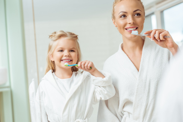 Madre e hija cepillándose los dientes - Foto, Imagen