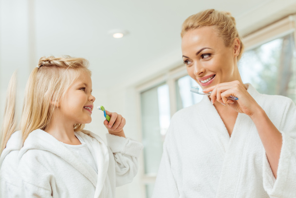 Madre e figlia lavarsi i denti - Foto, immagini