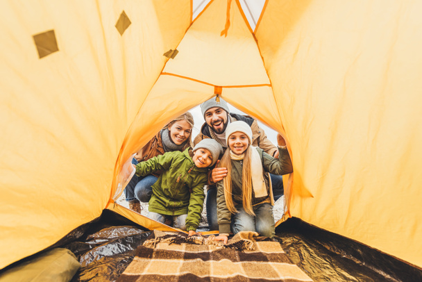 famille regardant tente de camping
 - Photo, image