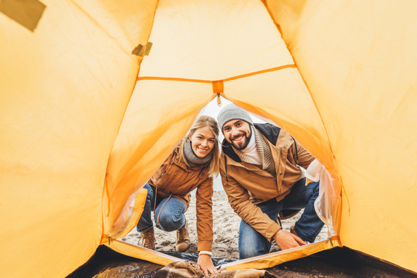 キャンプのテントを探しているカップル - 写真・画像