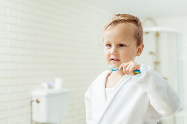 little boy brushing teeth - Foto, immagini
