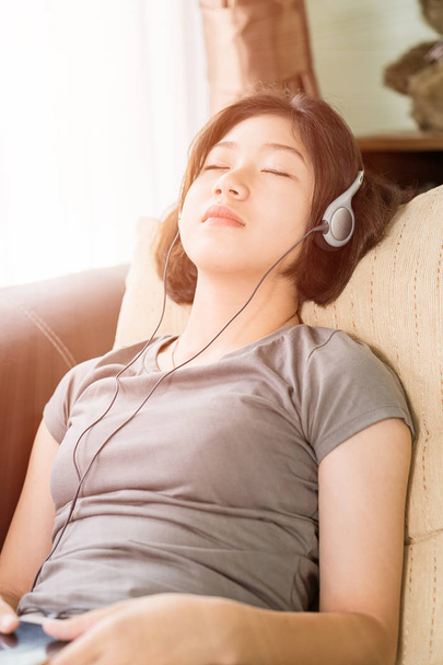 Giovane donna che ascolta musica dal telefono cellulare - Foto, immagini