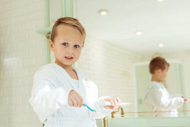 маленький хлопчик чистить зуби
 - Фото, зображення
