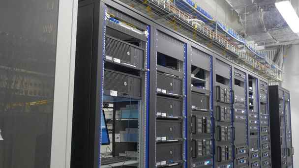 Os servidores de armazenamento estão localizados na sala de servidores do data center. Voltar do servidor instalado na sala do servidor. Muitos cabos estão conectados a um computador poderoso
 - Foto, Imagem