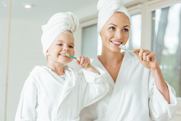 Matka i córka myją zęby - Zdjęcie, obraz