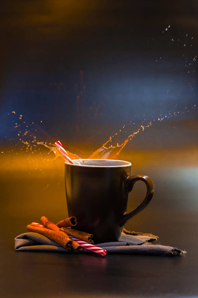 Splash de uma xícara marrom de café
  - Foto, Imagem