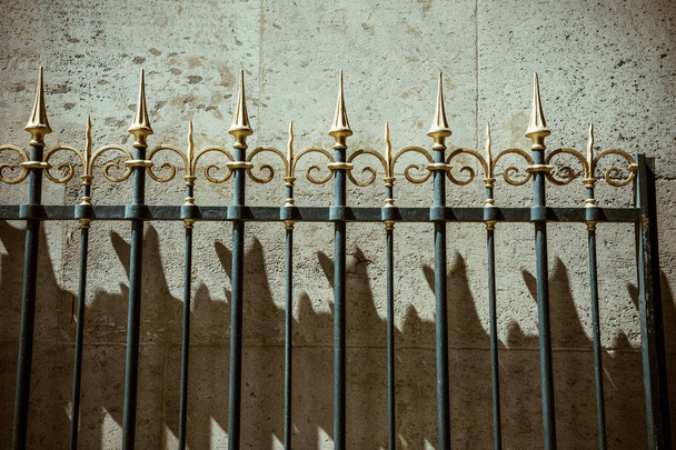 Vintage kerítés dekoráció árnyékok simestone fal - Fotó, kép