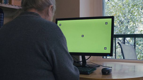 Starší žena psaní na obrazovce počítače zelené - Fotografie, Obrázek