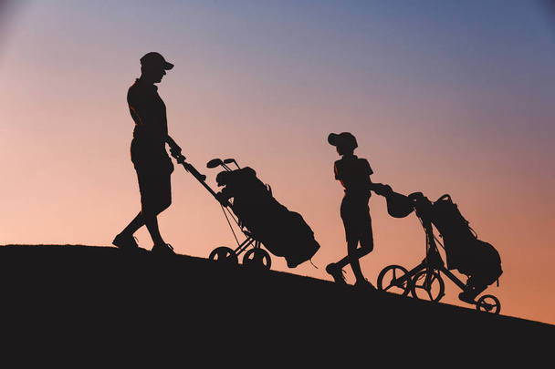 чоловік зі своїм сином гольф силует
 - Фото, зображення