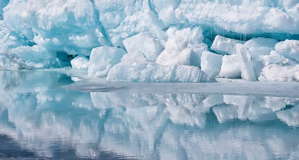 Growler niebieski kawałek góry lodowej z odbicia w spokojnej wodzie. Ocean arktyczny - Zdjęcie, obraz